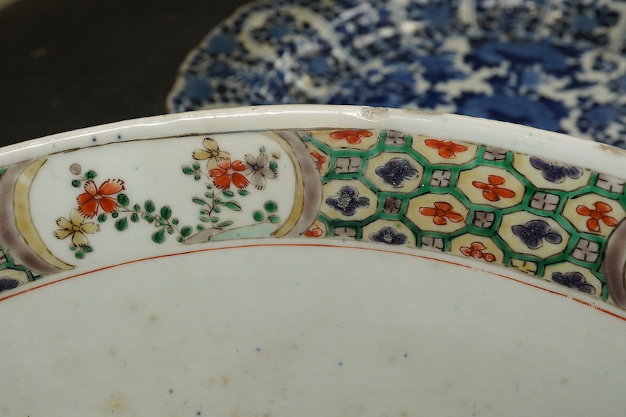 A large Chinese famille verte bowl, Kangxi period (1662-1722)